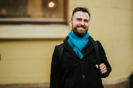 Stian Kvålshagen avbildet utenfor Høyskolen Kristiania.