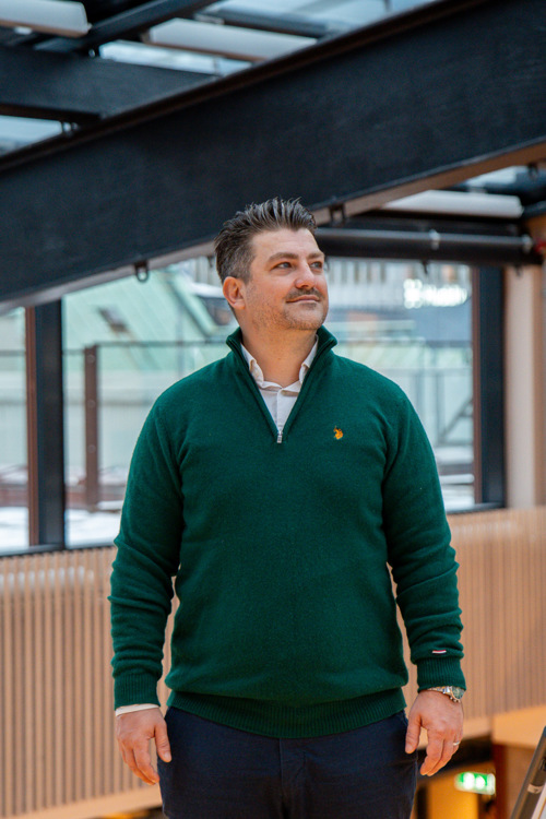 Kenan står i øverste etasje på Kristianias campus