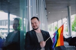 Jon Martin Larsen poserer med et regnbueflagg
