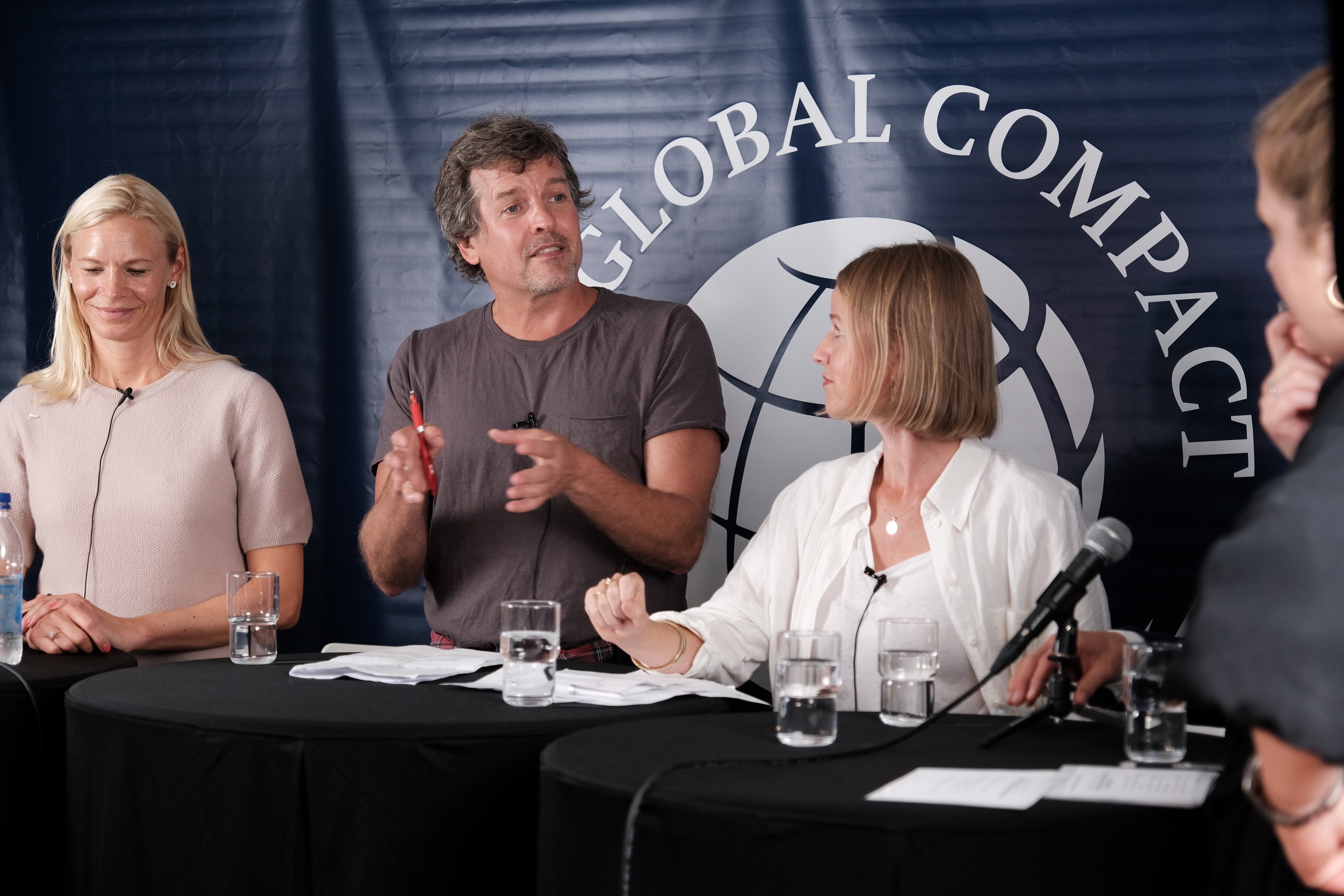 Karl-Fredrik Tangen fotografert i dialog med Martha Haukaas i NORAD under Arendalsuka i 2021.
