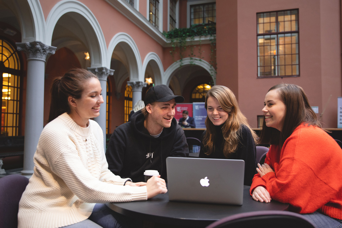 bilde av studenter på campus