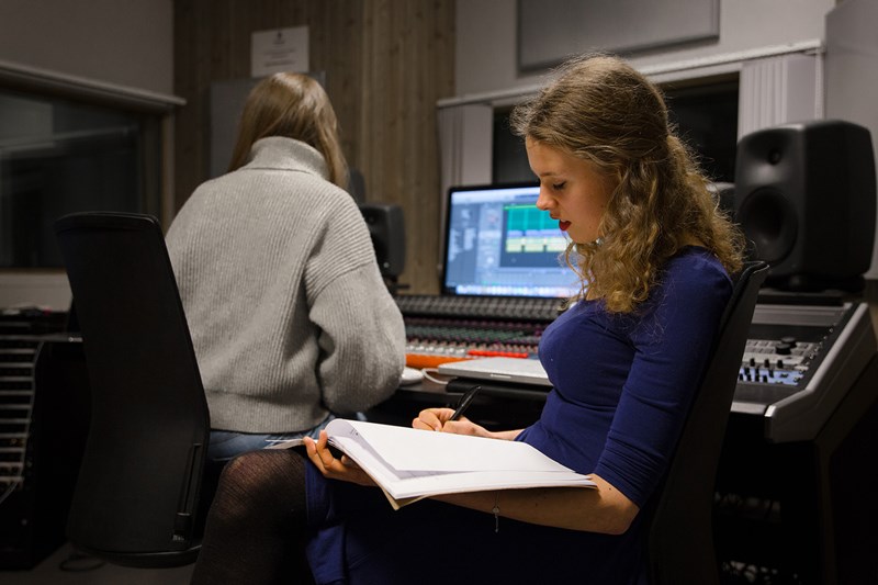 To kvinnelige studenter jobber ved en mixepult i et studio