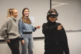 Students using VR-glasses in the classroom