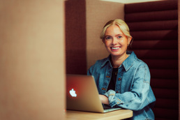 Bildelenke av kvinne med PC til landingsside for nettstudier.