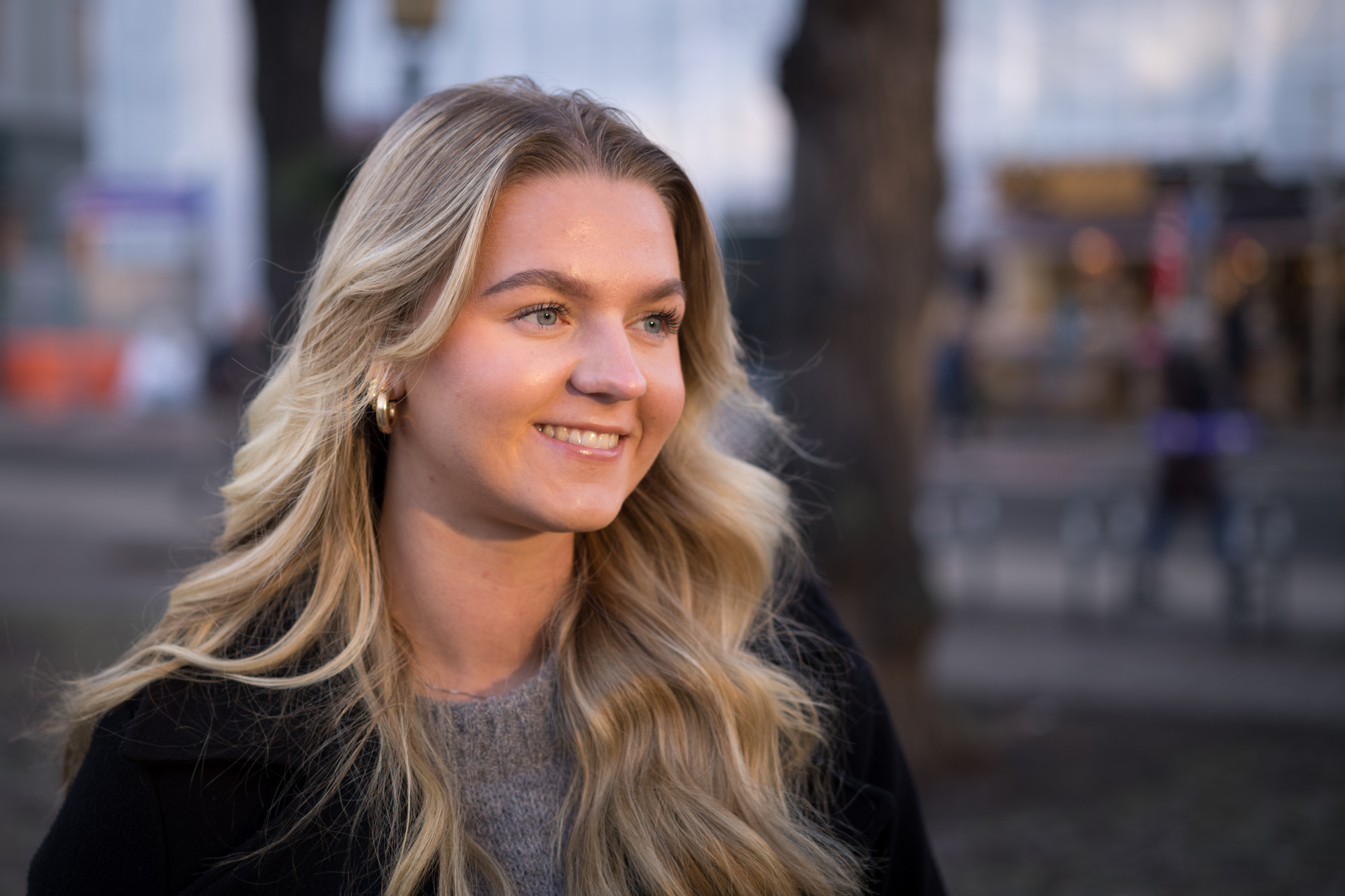 Portrett av Sunniva i urbant parklandskap.