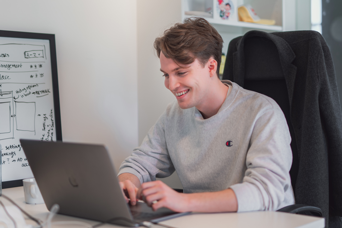 Sebastian Bern fikk jobb som UI/UX-designer hos Capeesh etter internship.