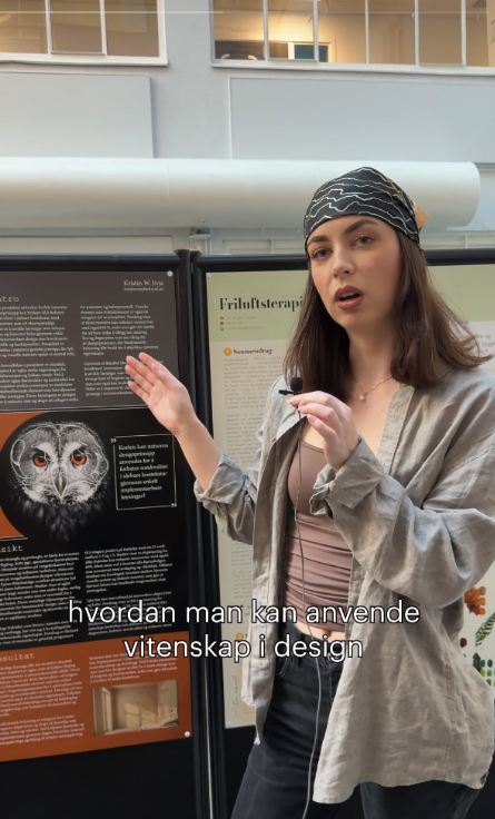 Bildelenke av student som viser frem arbeid, til video med omvisning.