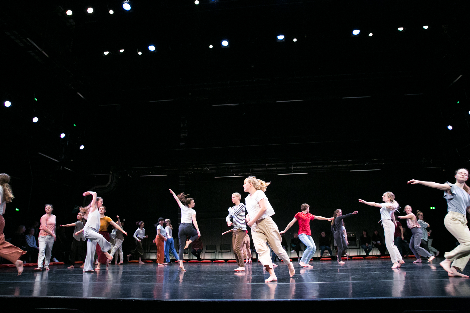 Studenter fra Høyskolen Kristiania danser i Operaen