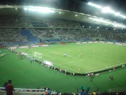 En fotballstadion hvor spillerne spiller fotball på banen