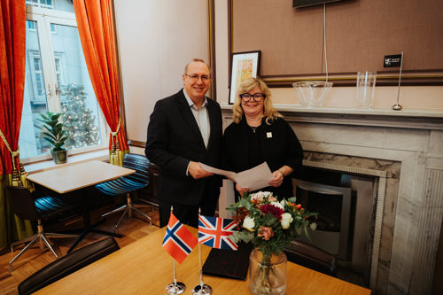 Rektor ved Høyskolen Kristiania og Pro Vice Chancellor ved LSBU poserer sammen.