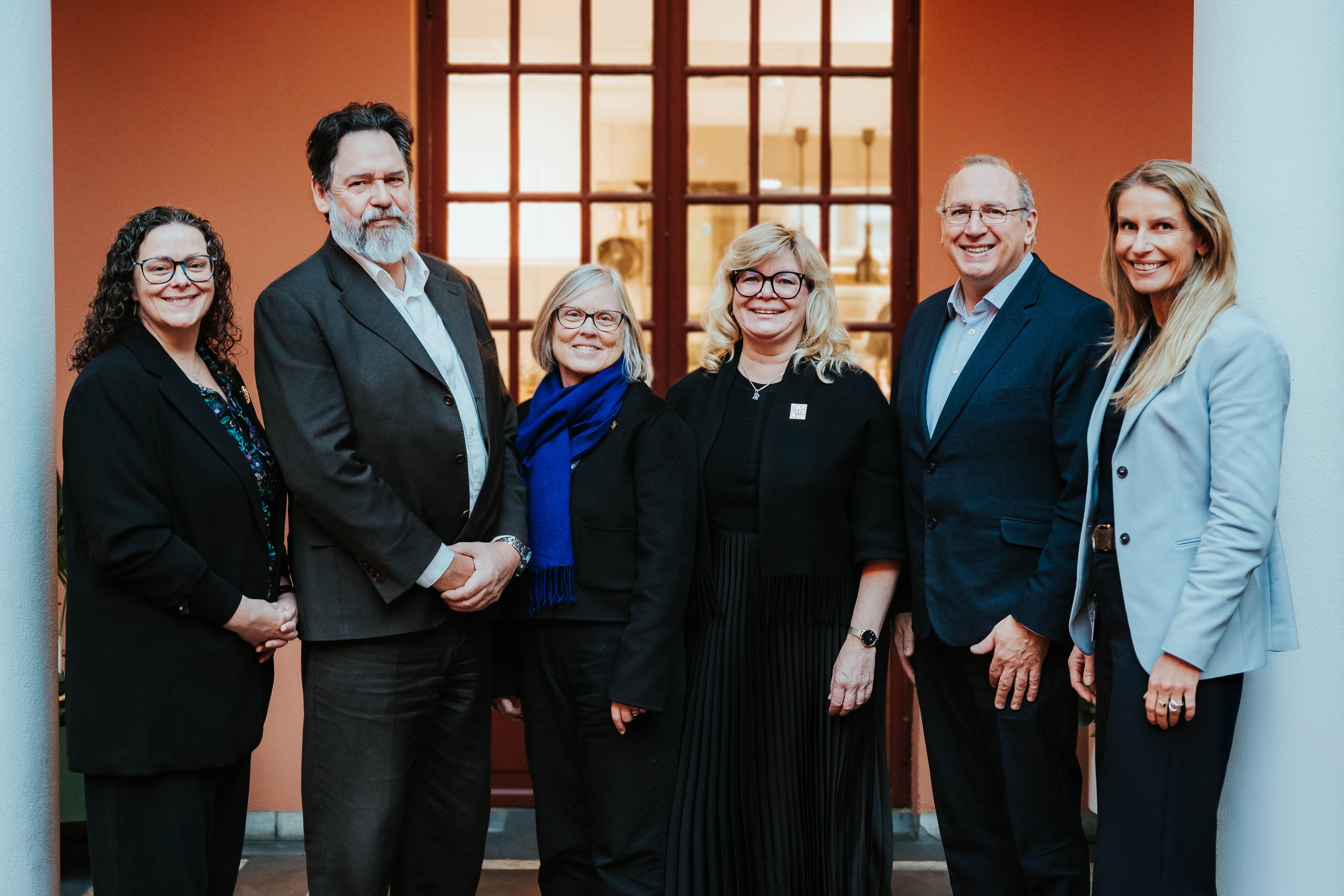 Gruppebilde av Høyskoleledelsen og delegasjonen fra LSBU. 