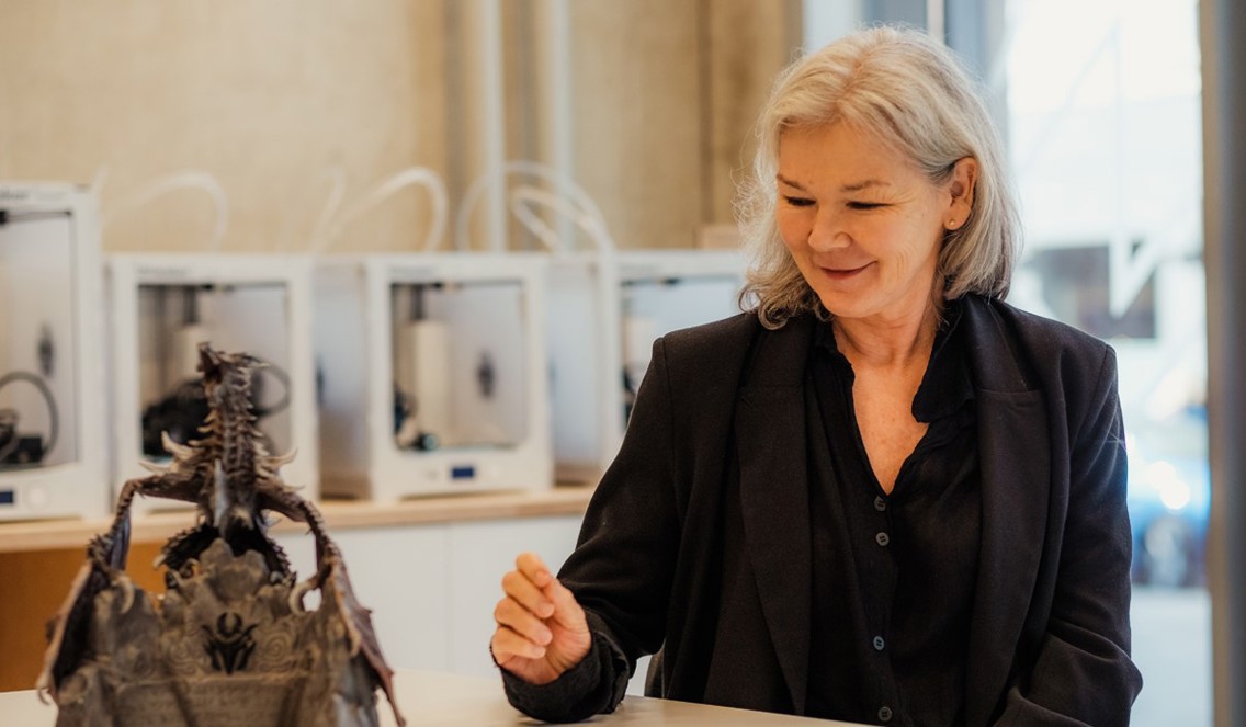 Person som studerer et design, fra design studie.