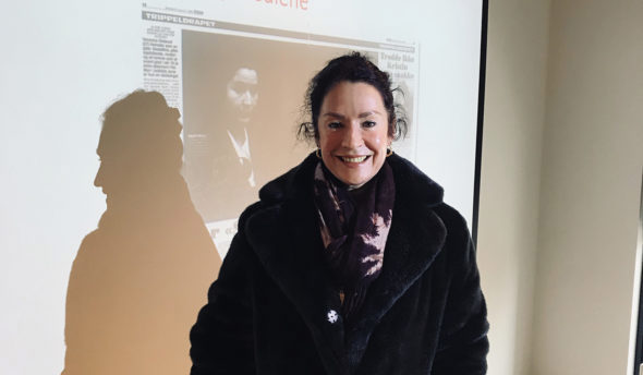 Veronica Orderud står foran en skjerm med et power point slide.