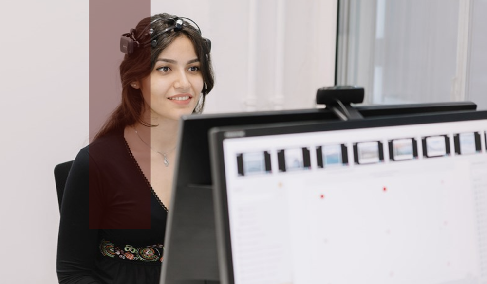 Foto av kvinnelig student ved Bachelor i Spillprogrammering.