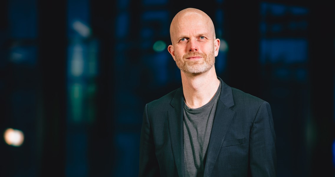 Økonom Hallgeir Kvadsheim fotografert på en mørk bakgrunn