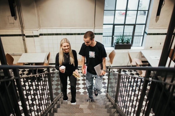 To studenter på campus i Bergen