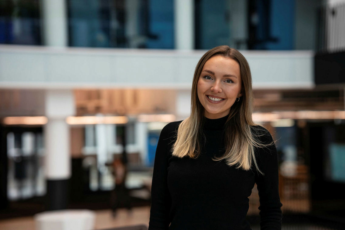 Foto av Amalie Trengereid utenfor lokalene til sin arbeidsplass hos TV 2. 