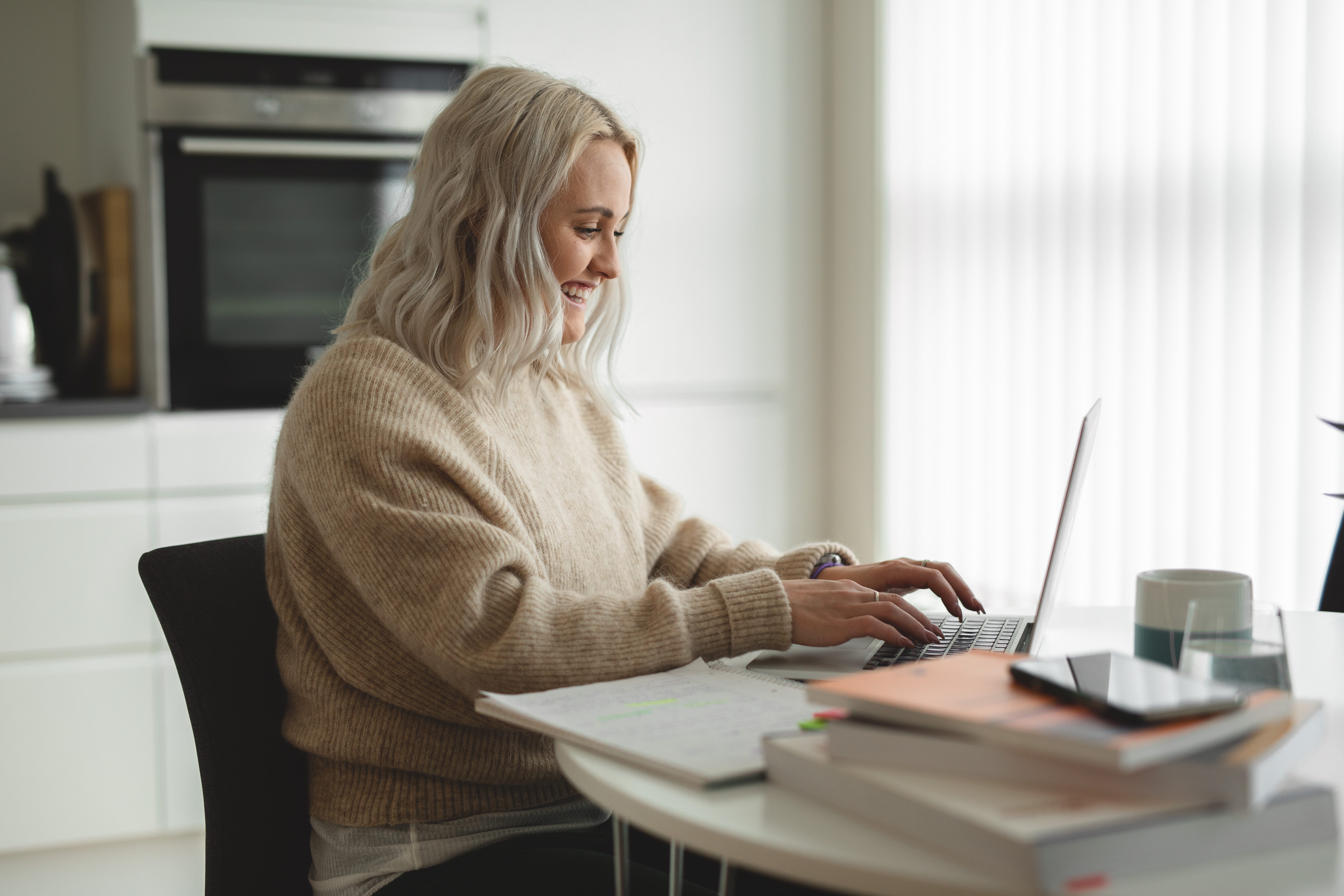 Illustrasjonsfoto av kvinnelig student som arbeider på laptop.