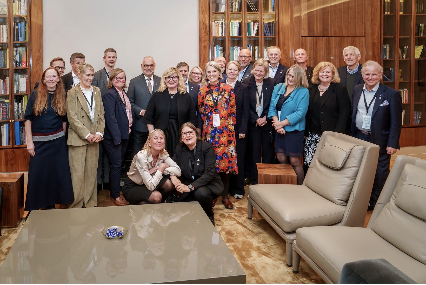 Hele den norske delegasjonen sammen med presidenten inne på et kontor