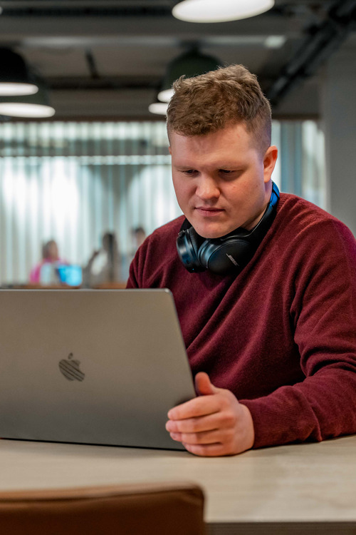 Bilde av Jørgen Thorkildsen som ser på en Mac. 
