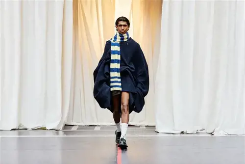 Modell går på catwalk