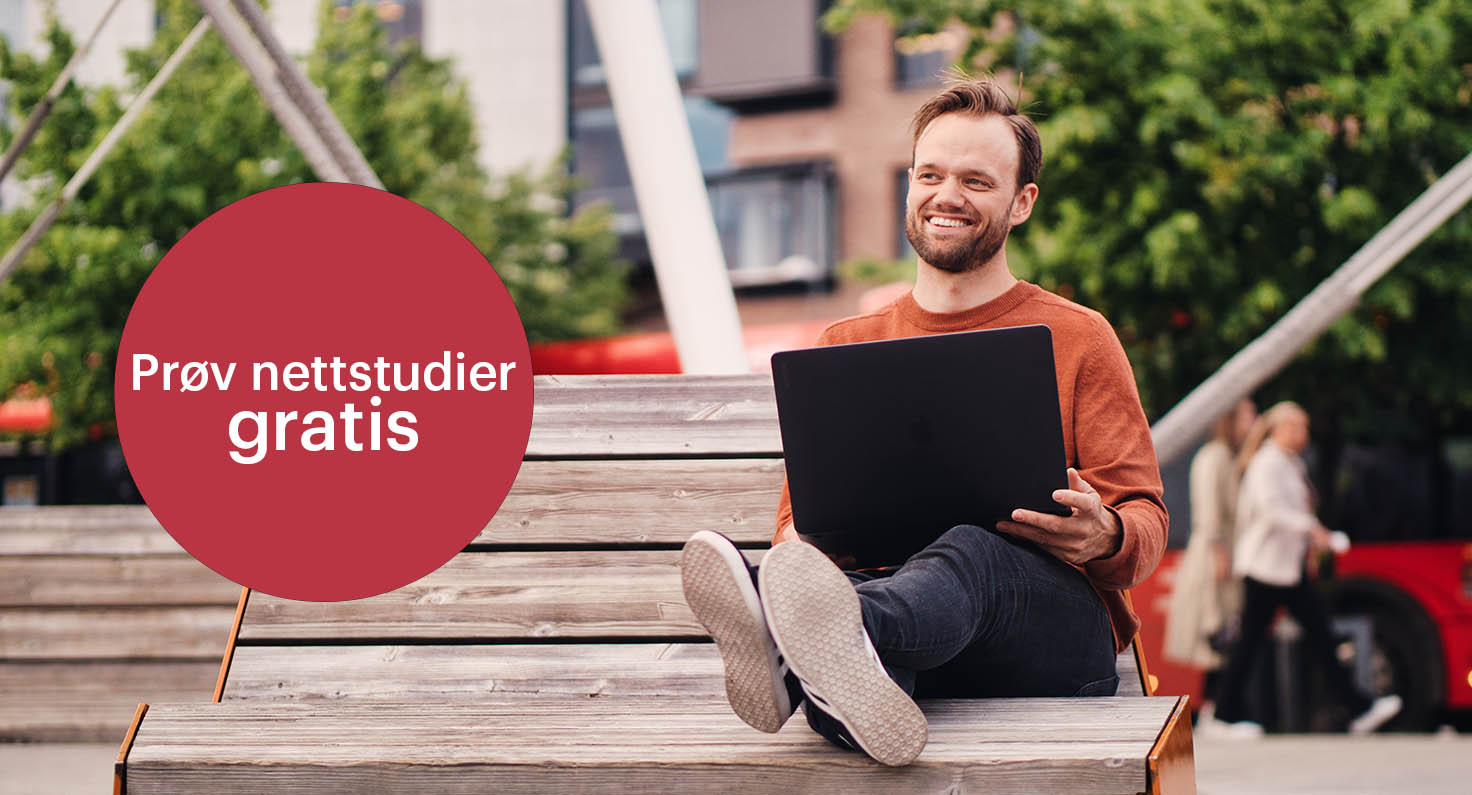 Bilde av gutt som sitter med en bærbar PC på fanget på en bank ute i naturen.