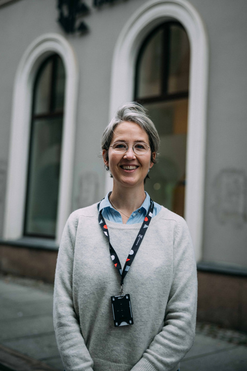 Forsker Pernille Irgens utenfor Kristianias undervisningsbygg i Kvadraturen