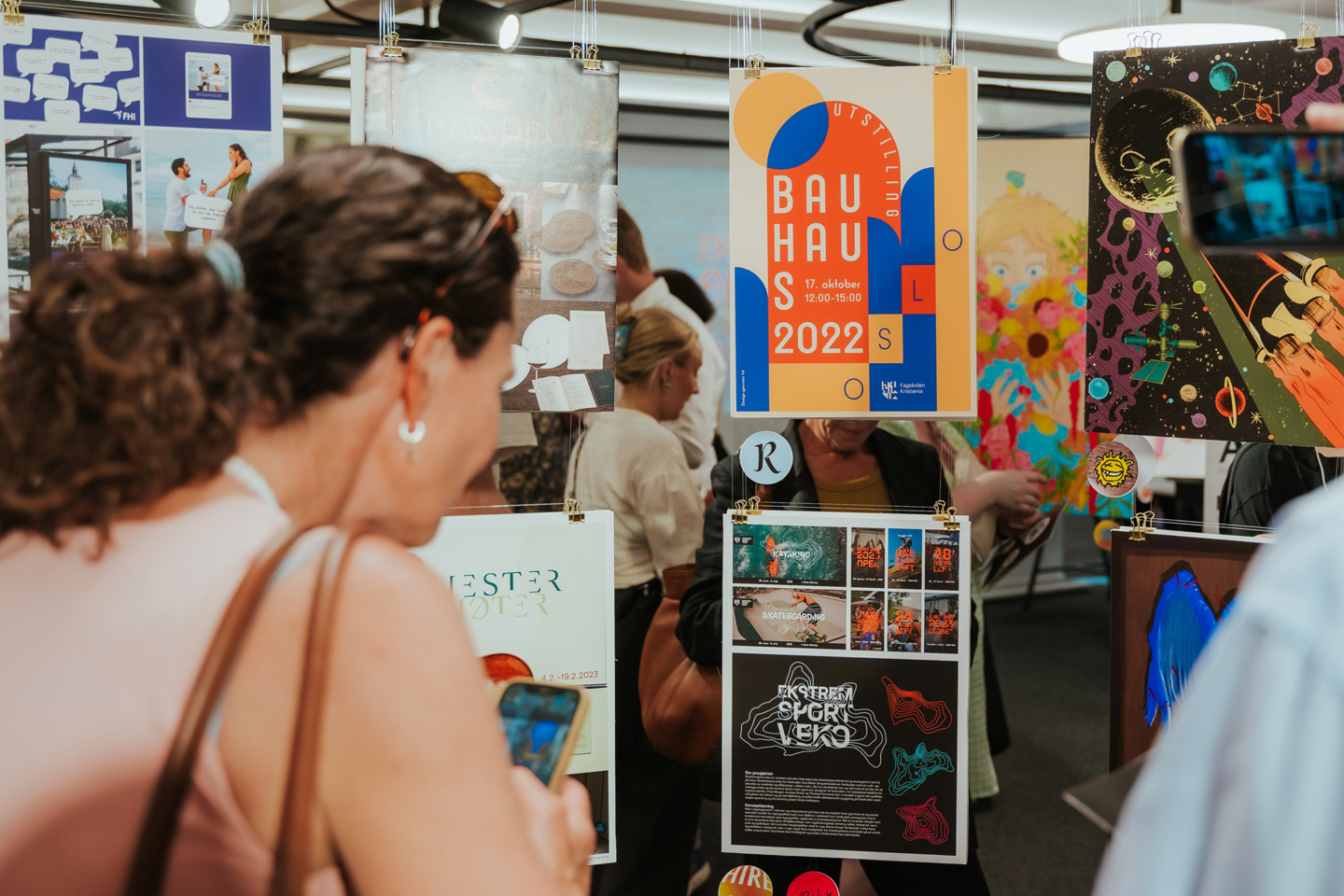 Mennesker ser på utstilte arbeider.