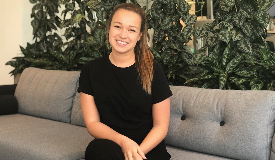 Emma Martine i Tise sittende i en sofa