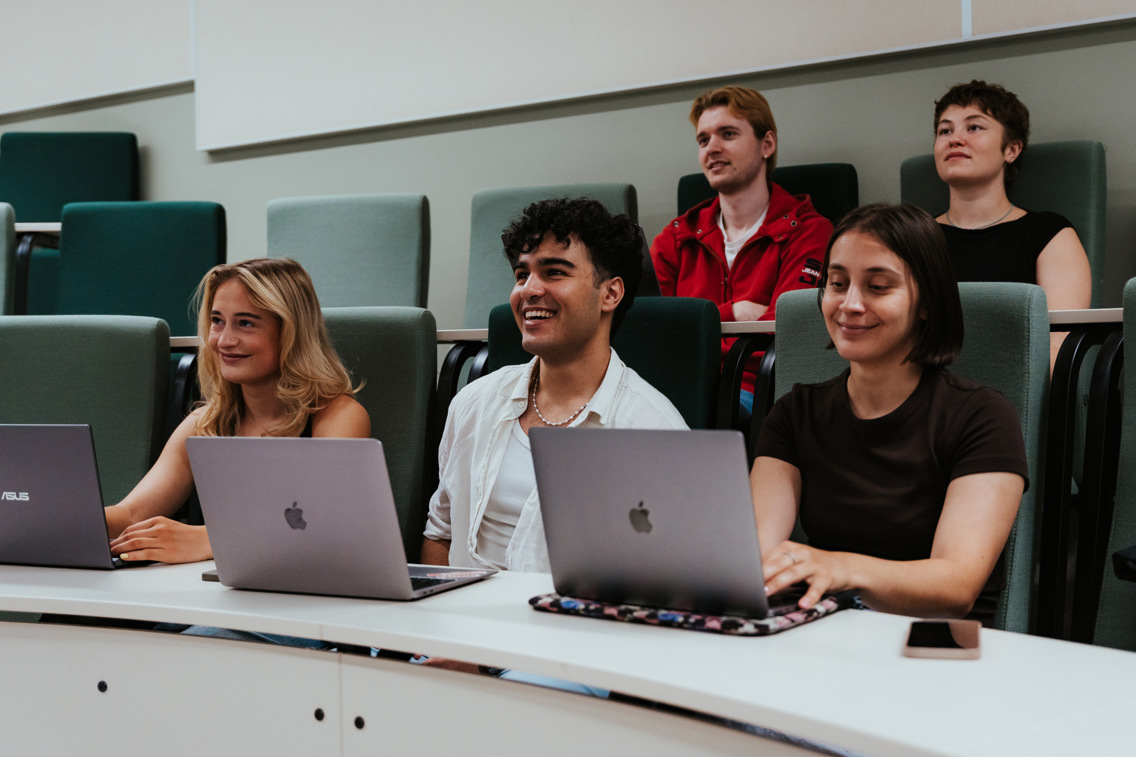 Studenter sitter i en forelesningssal
