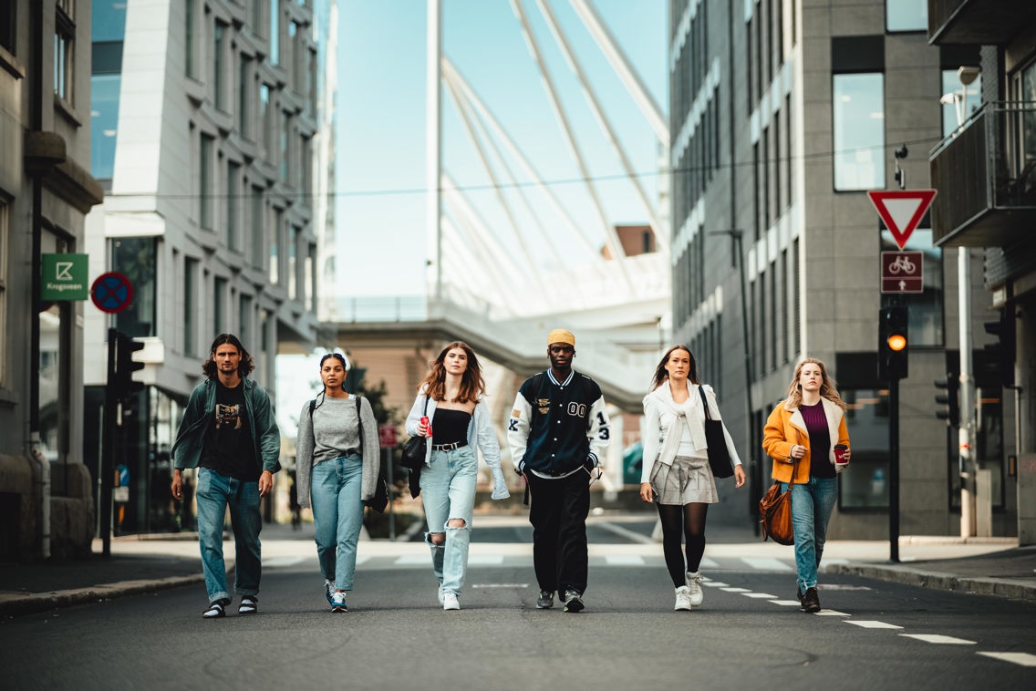 En gruppe ungdommer går nedover en gate