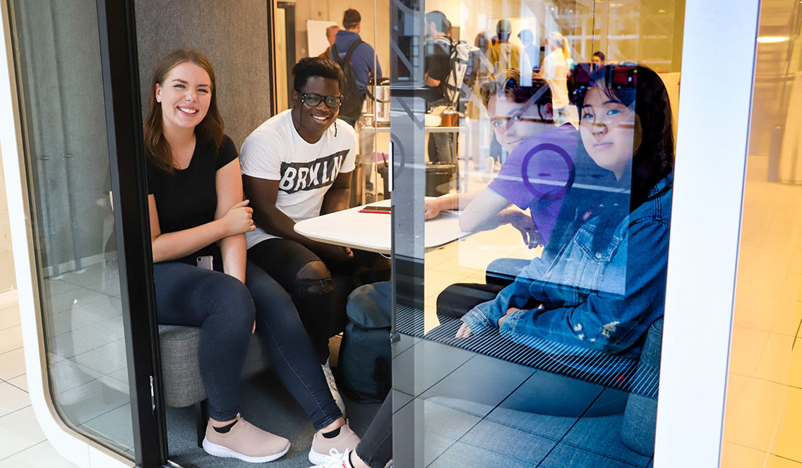 Fire studenter på Fagskolen Kristiania sitter på Campus Spikersuppa i Oslo.