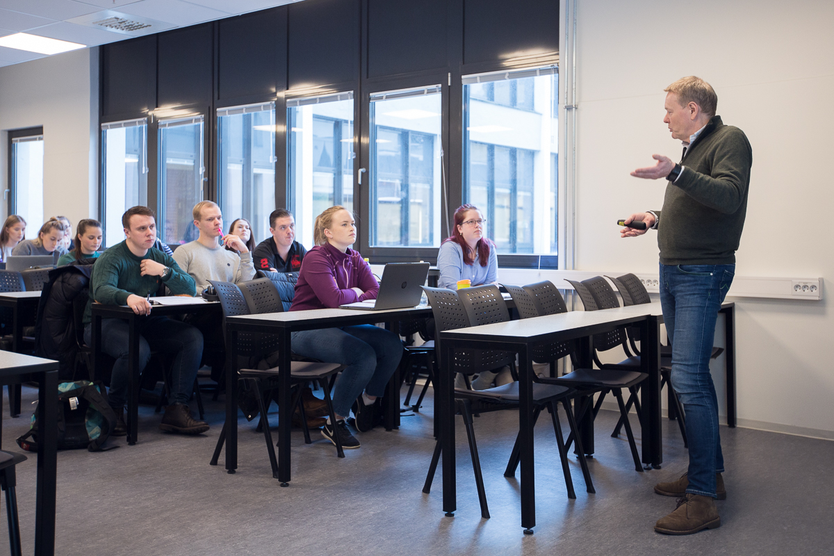 Morten Ågnes foreleser i et klasserom fylt med oppmerksomt lyttende studenter