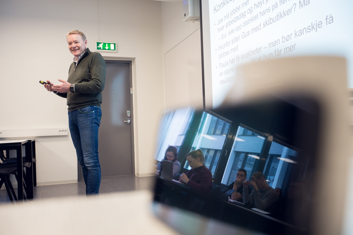 Foto av Morten som foreleser for en klasse.