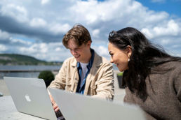 To studenter som studerer sammen utendørs.