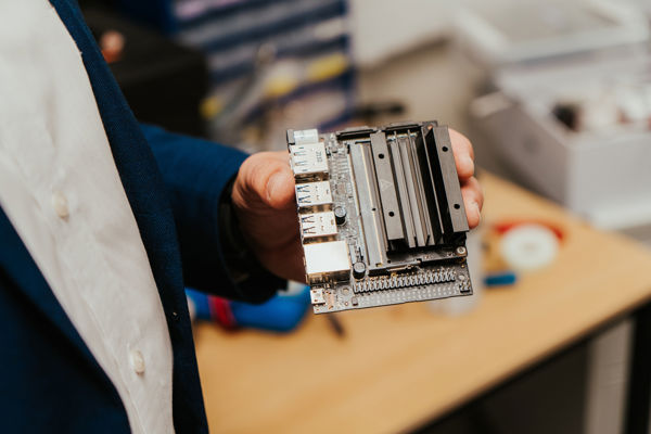 Nærbilde av hånd som holder mikrocomputeren RaspberryPi.