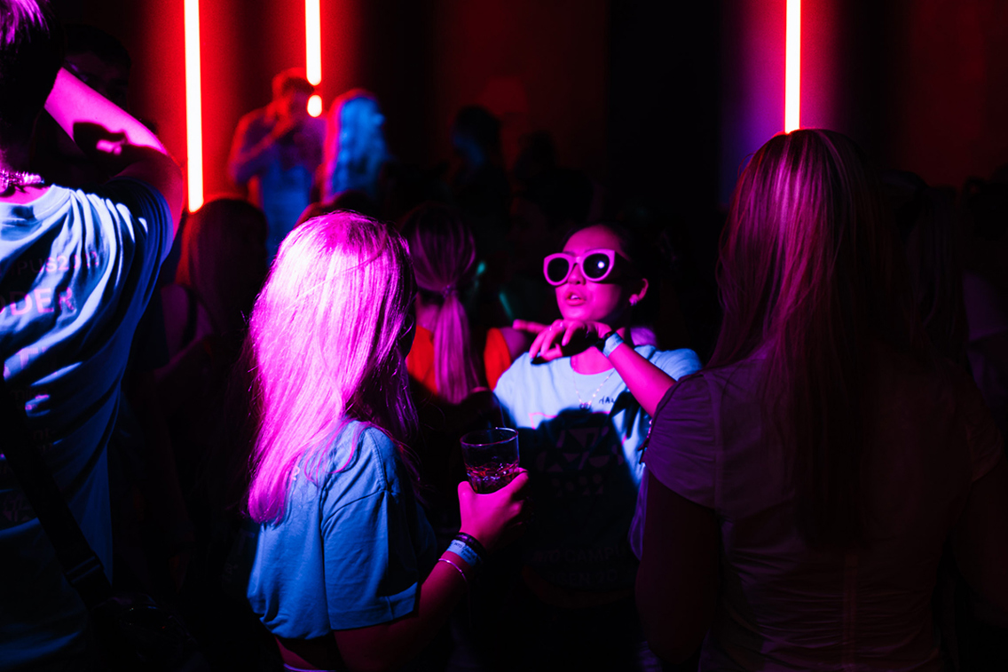 Foto av mennesker som danser på nattklubb