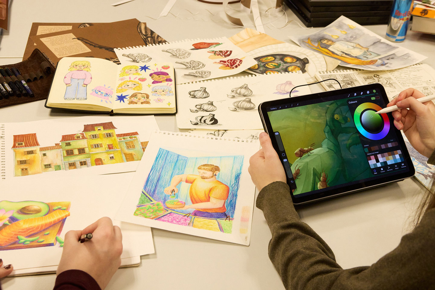 Hender som jobber med digitale og analoge illustrasjoner.