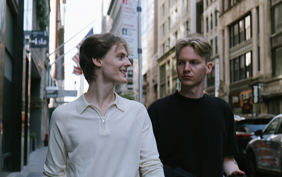To mannlige studenter ved bachelor i Art Direction i en New York-gate.