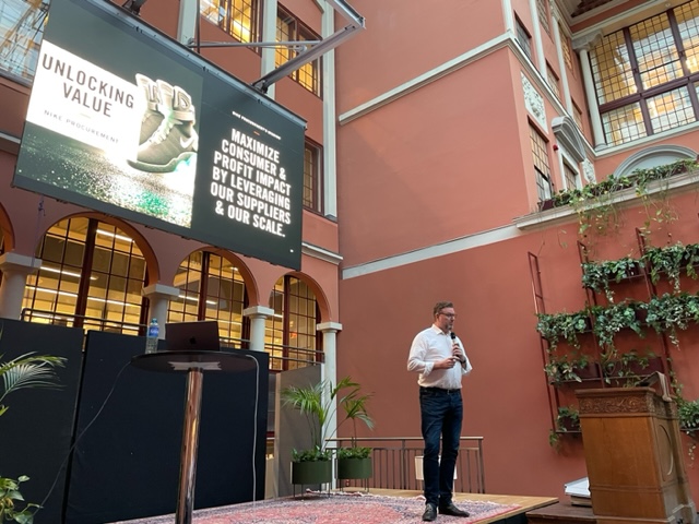 Frank Rozemeijer on stage in front of an audience in Kristianias location Ernst Hage. Photo.