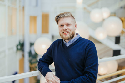 Mann med skjegg iført blå genser.