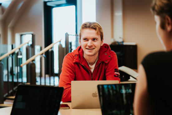 Studenter i kollokvie jobber med PC-er.