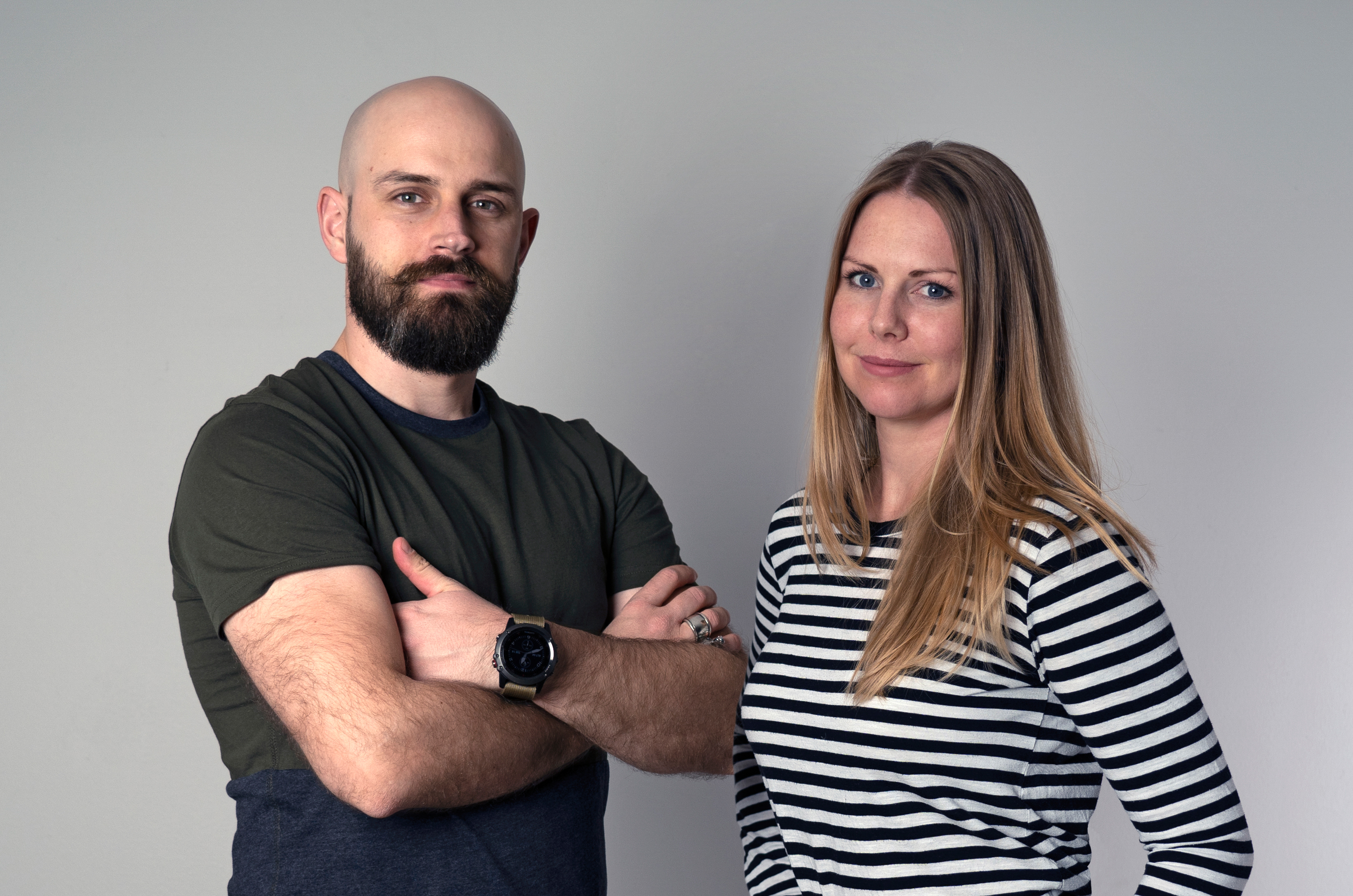 Kristine Blesvik Andersen er utdannet grafisk designer ved Fagskolen Kristiania. På bildet står hun sammen med sin partner, Stefan Mintsev som hun har startet byrået KastleBlack med. Stefan har mørkt skjegg og har på seg ringer, klokke og en svart t-skjorte. Kristine har langt, blondt hår og har på seg en stripete genser.