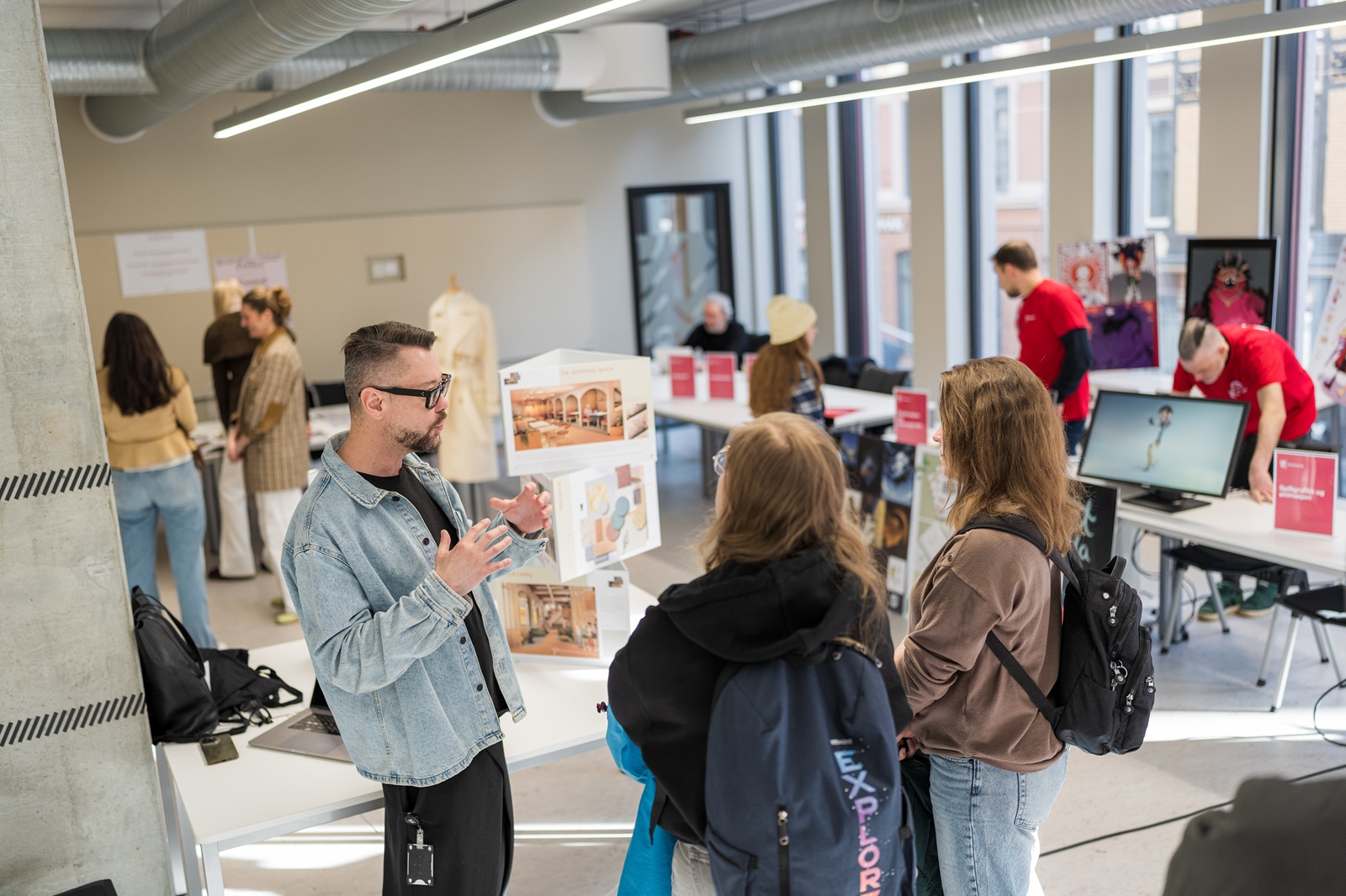 Studenter og ansatte i samtale ved åpen dag på Kristiania