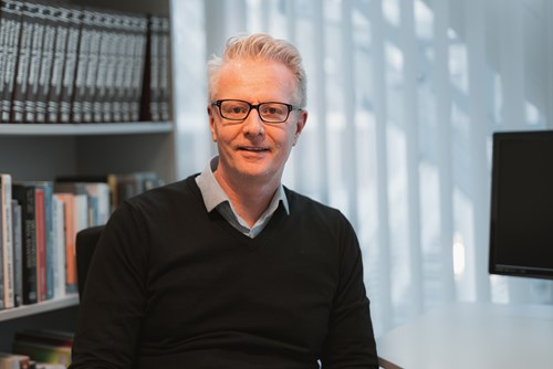 Foto av en mann som ser inn i kamera