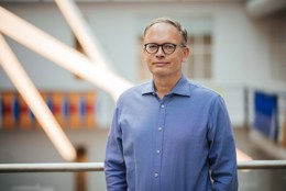 Terje Gaustad ser mot kamera.