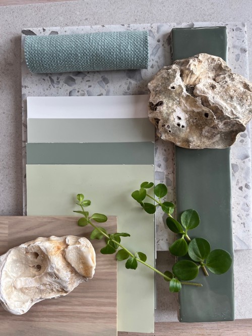 Materialcollage med farger, stein, plante og metaerialer