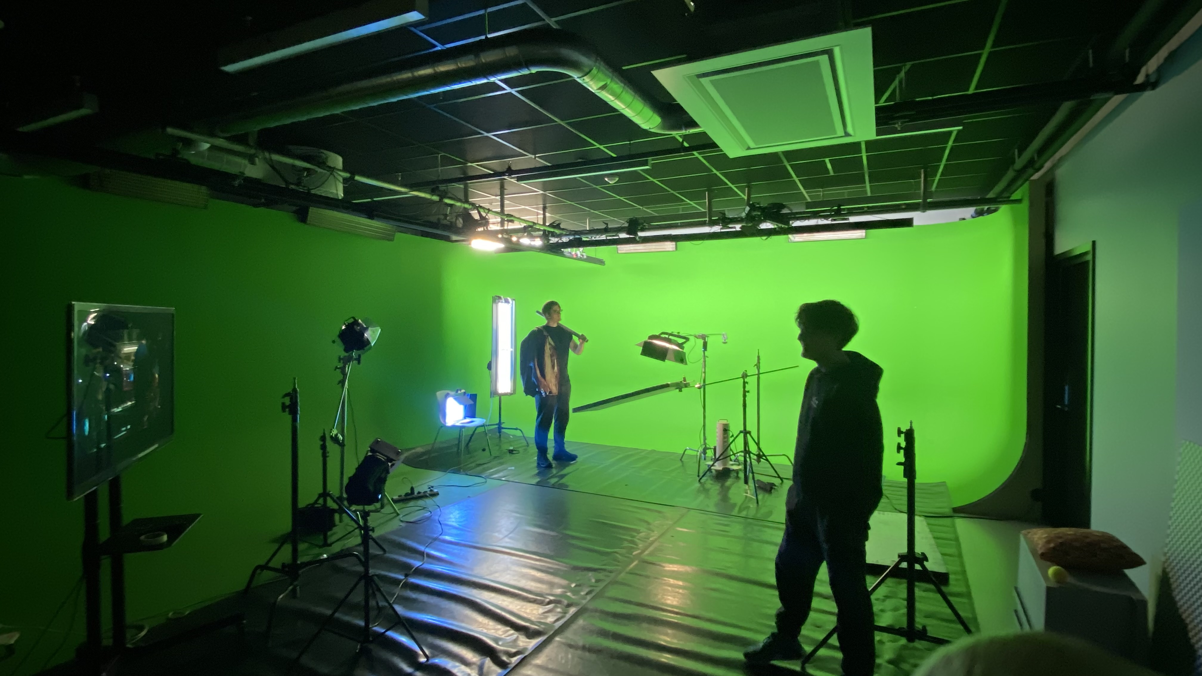 Studenter i green screeen-studio.
