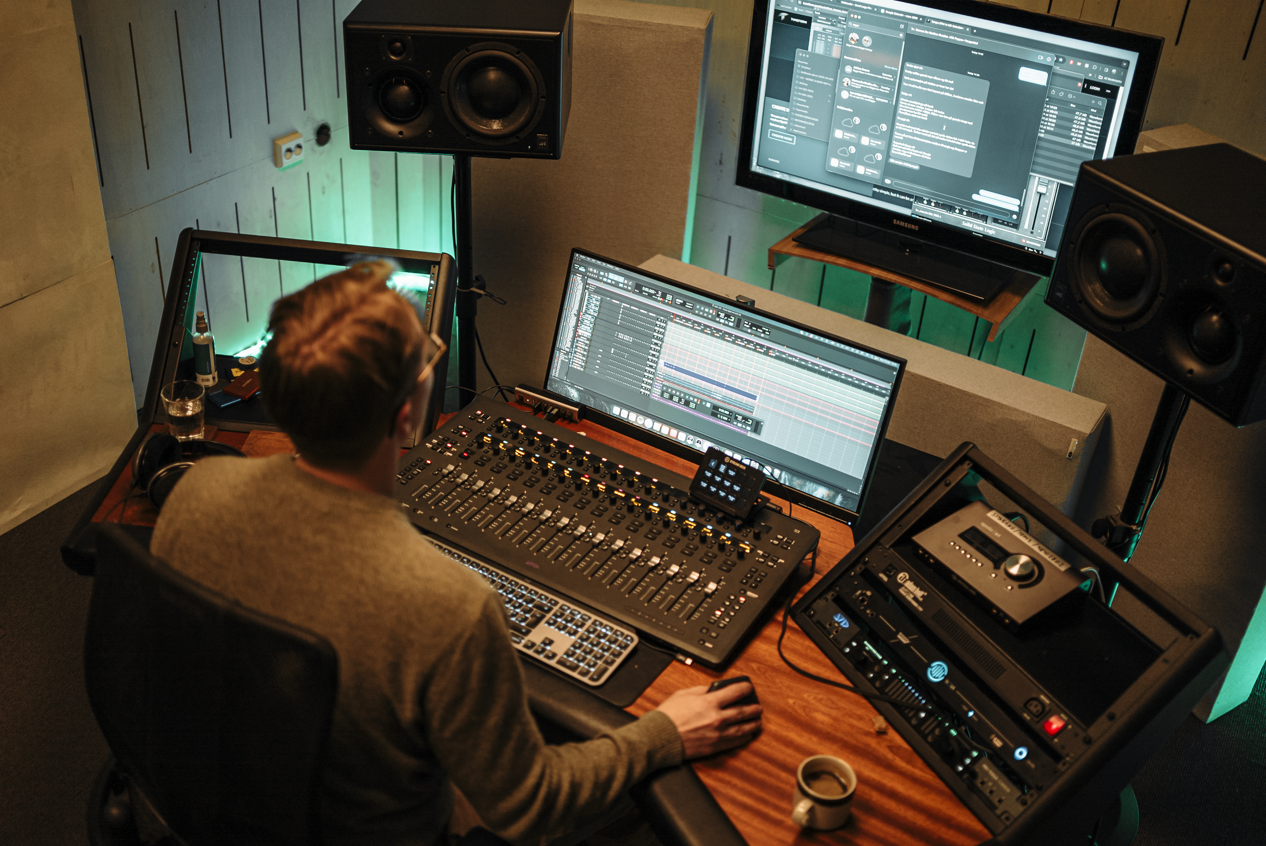 Herman Hassel ved miksebordet sitt i studio.