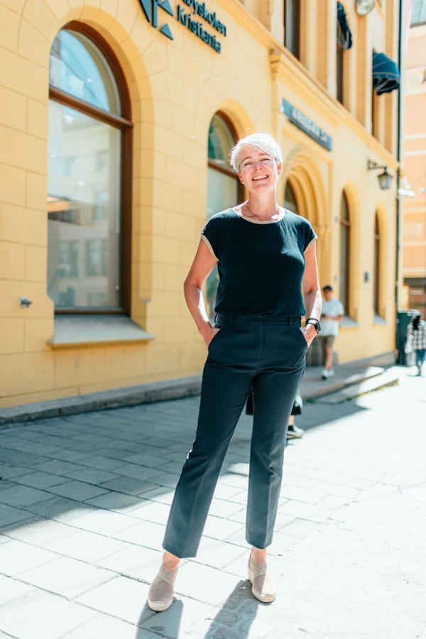 Guro Aardal Hagen står utenfor Kristianias bygg i Kvadraturen mens hun smiler mot kamera